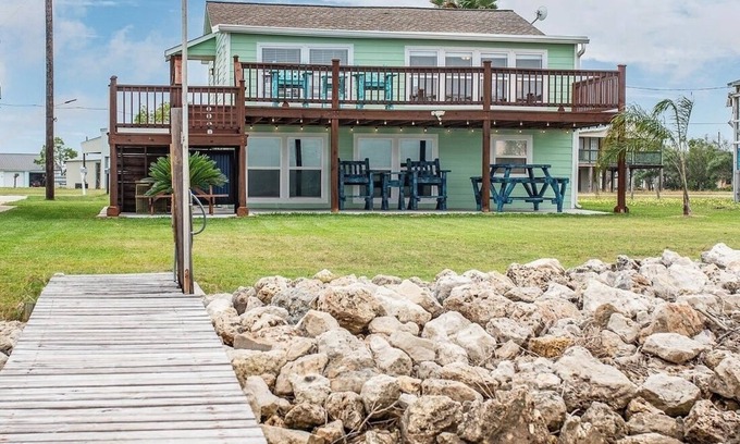 Palacios Casa | WATERFRONT, pet-friendly retreat with lighted 300’ fishing pier & boat launch!