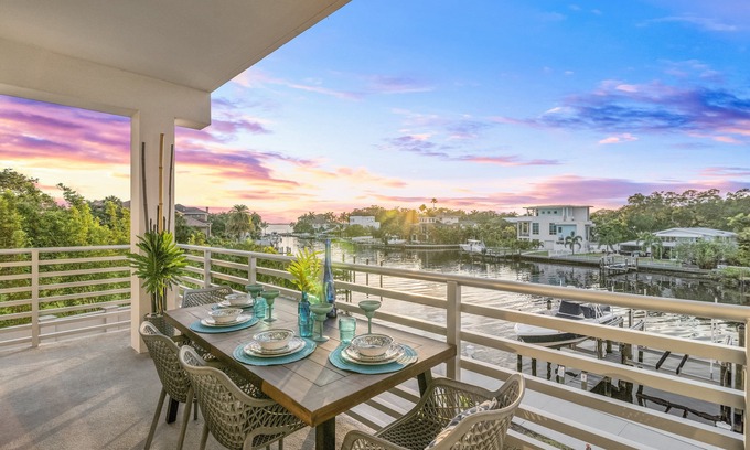 Central Sarasota Condominio | Waterfront, Pet-Friendly Condo with Pool, Spa, and Fitness Center near Downtown Sarasota