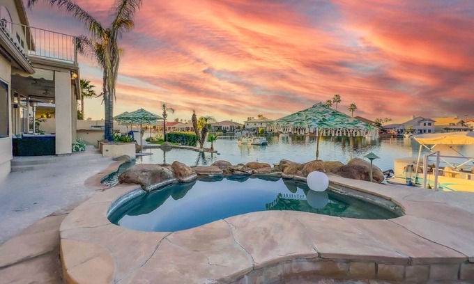 The Islands Casa | Waterfront, Pool, Sauna, Boat, Luxury living, low price! 30 Night Min.
