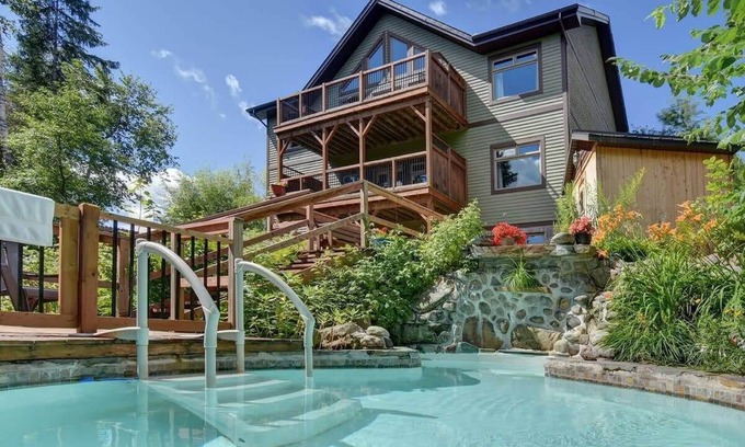 Labelle Chalet De Esquí | Waterfront private Beach 2 hot tubs Pool Sauna 21p.