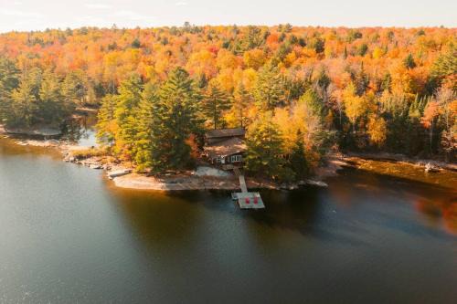 Irondale Chalet De Esquí | Waterfront private cottage on Koshlong Lake