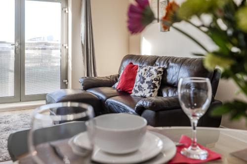 Newcastle-upon-Tyne Apartamento | Waterfront Quayside Apartment with secure parking & lift, Ideal for Mobility Users