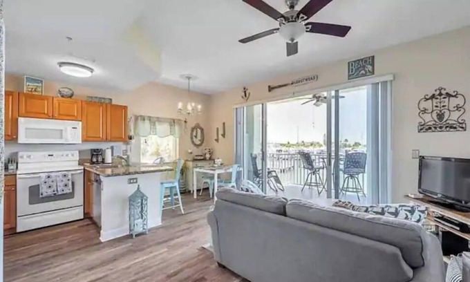 Madeira Beach Casa | Waterfront quiet condo w Pool by Madeira Beach