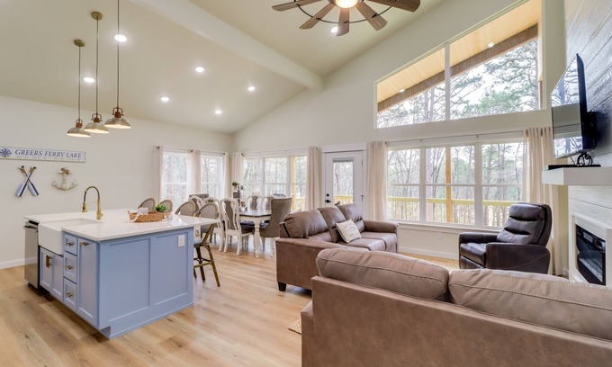 Tumbling Shoals Casa | Waterfront Retreat on Greers Ferry Lake w/ Hot Tub