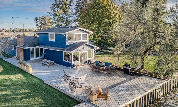 Anchorville Casa | Gather & Relax! 9 Beds, 2 Kayaks & 2 SUPs, Shallow Swimming, Fire Table, Games!