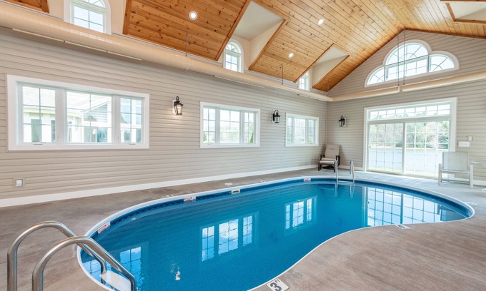 Waterfront Greens Casa | Waterfront Retreat - Lakefront / Golf Area Home w / Piscina cubierta privada