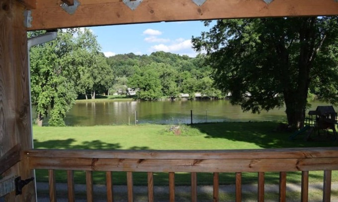 Draper Casa | Waterfront Retreat on New River/Claytor Lake