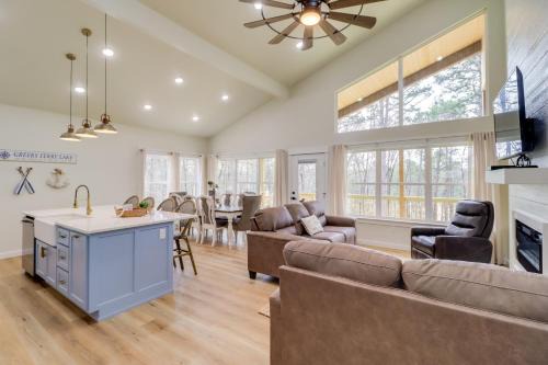 Tumbling Shoals Casa | Waterfront Retreat on Greers Ferry Lake with Hot Tub