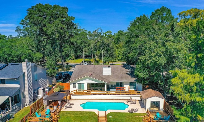 Jacksonville Casa | Waterfront retreat with private pool, pool house, alfresco dining & 2 kitchens