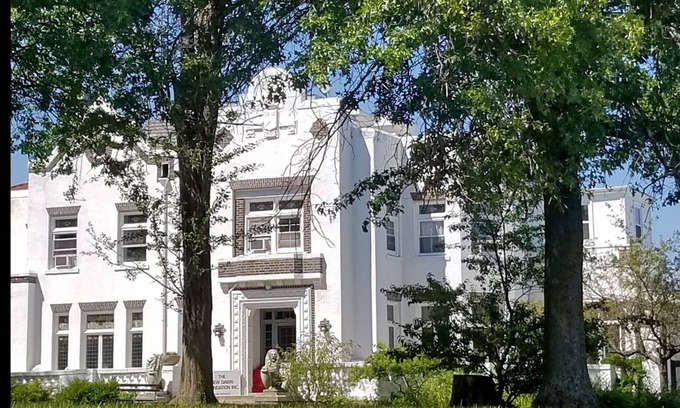 New Rochelle Casa | Frente al Casa histórica finca para retiros y reuniones familiares