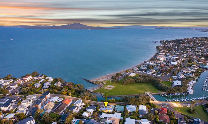 Castor Bay Casa | Waterfront retreat with stunning sea view - Family friendly & Great location