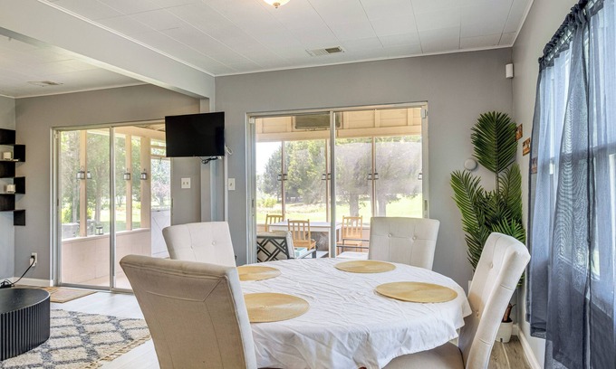 Rock Point Cabaña | Waterfront Rock Point Vacation Rental w/ Sunroom!
