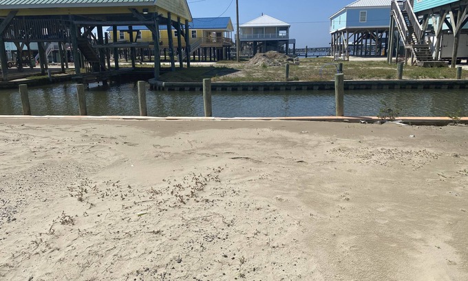 Grand Isle Alquiler De RV | Waterfront RV Lot in upscale neighborhood, water, electric, sewage provided