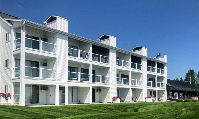 Charlevoix Condominio | Waterfront Setting w/ Top-Floor Views Overlooking Lake Charlevoix