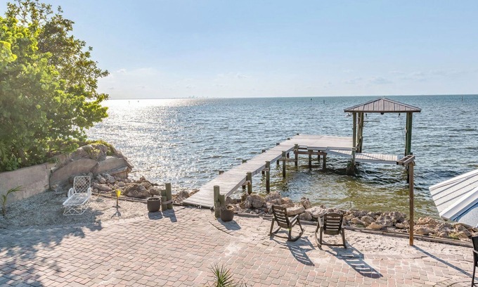 Ruskin Cabaña | Waterfront Shack on Tampa Bay! Tranquil Million dollar views,2 beds/loft cottage