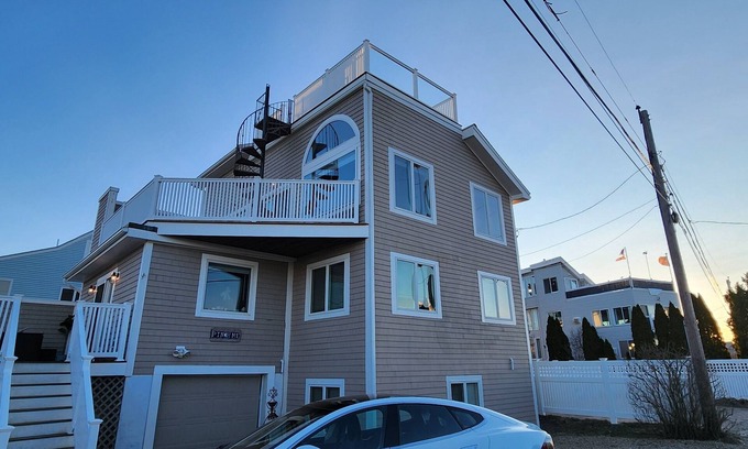 Newburyport Casa | Waterfront spacious 5-bedroom bungalow on Plum Island, Newburyport with WiFi, AC