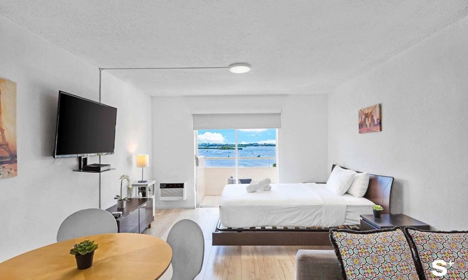 North Bay Village Apartamento | Waterfront Studio Condo in Miami | Free Parking & Bay Views