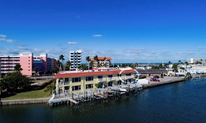 Belle Vista Condominio | 1/1 Intercoastal Waterfront Condo Just Steps to the BEACH!
