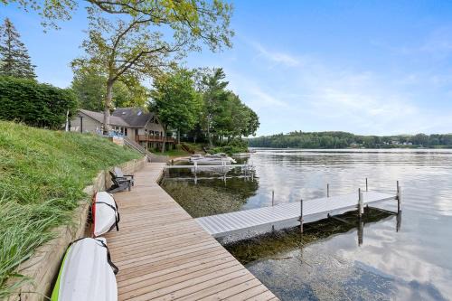 Newaygo Apartamento | Waterfront Suite with Dock, Firepit, BBQ
