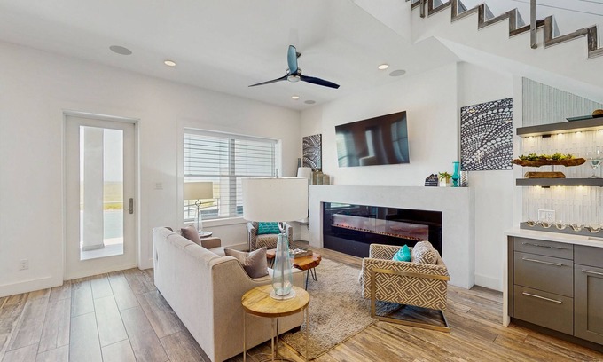 Corpus Christi Casa | Waterfront townhome with dock, canal view & fireplaces - walk to beach