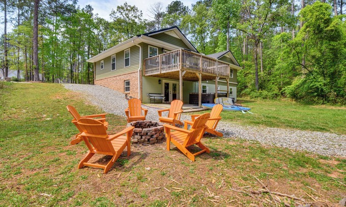 Townville Casa | Waterfront Townville Home w/ Hot Tub + Dock!
