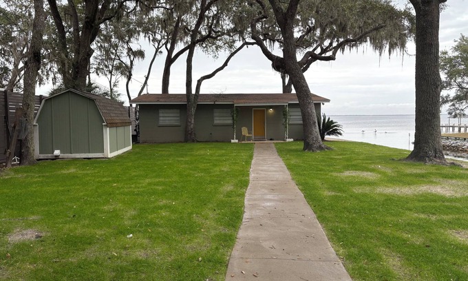 Santa Rosa Beach Cabaña | Waterfront vacation cottage on Choctawhatchee Bay with boat/PWC tie-up