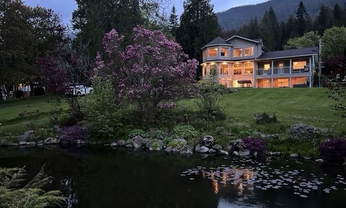 Nelson Villa | Waterfront Villa w/hot tub and private dock.