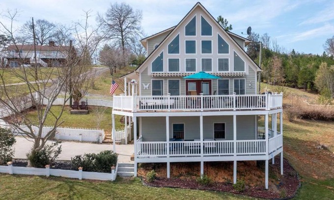 Dandridge Chalet De Esquí | Waterfront Vista at White Oak Cove: Majestic Water Views of Douglas Lake & the Smoky Mountains
