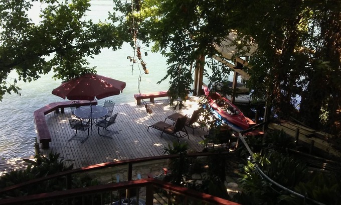 Rio Robles Casa | Waterfront w / Kayaks, cubiertas, tobogán acuático, Boatlift, relajante, divertido!