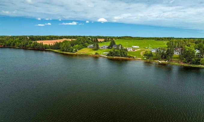 Alberton Cabaña | Waterfront with Access Indoor Hot Tub Sauna 3 BRs