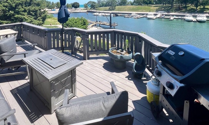 Downtown Kenosha Casa | Waterfront with Lake Michigan Views! Walking distance to beach, restaurants/bars