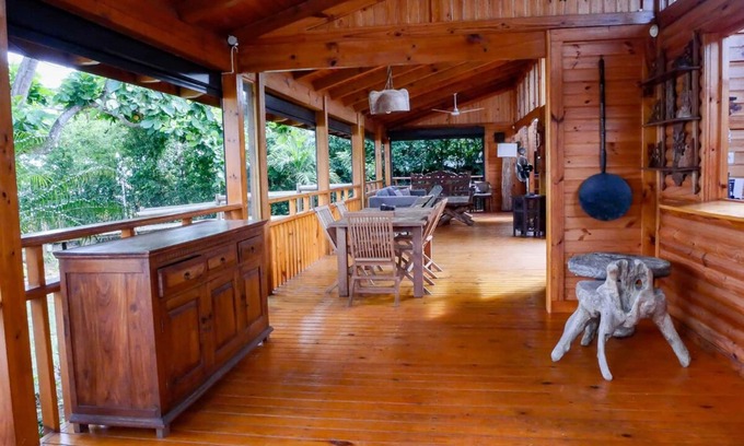 La Preneuse Chalet De Esquí | Wooden chalet on the waterfront facing the turquoise lagoon