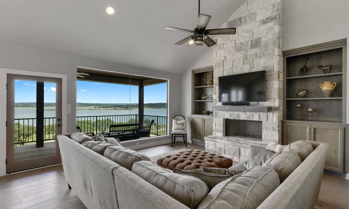 Canyon Lake Casa | “WATERS-EDGE” A WATERFRONT home! Hot Tub!! VIEWS!!!