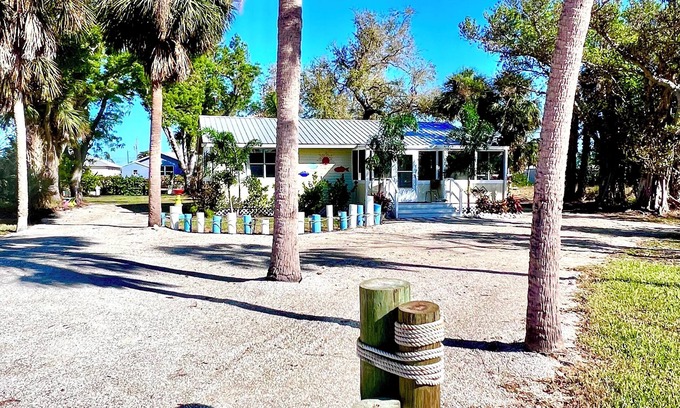 Saint James City Cabaña | Waterside Cottage