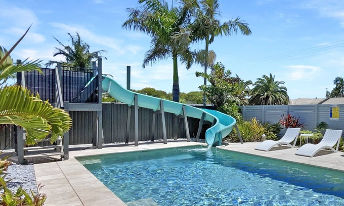 Parrearra Casa | Waterslide, Pool, Games Room ~Family Holiday~ Close to Beach Restaurants & Shops