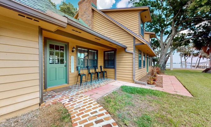 Cocoa Apartamento | Waterview studio w/shared boat access, pier fishing, WiFi