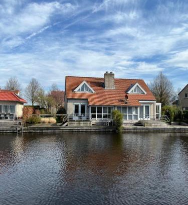 Langweer Casa | Watervilla de Karekiet by Droomvilla