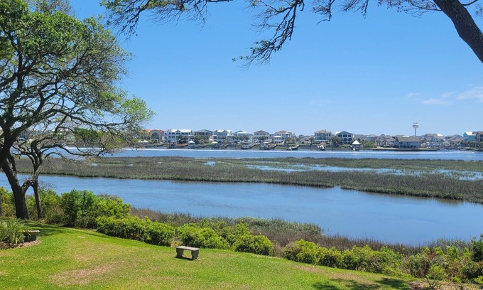 Ocean Isle Beach Apartamento | Waterway Garden Apt 2BR / 1BA Se admiten mascotas WIFI Ropa de cama Cocina recientemente renovada