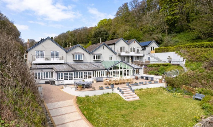 Tenby Casa | Waterwynch House, Holiday Home Waterwynch, Tenby, Sleeps 30, 12 bedrooms, bathrooms