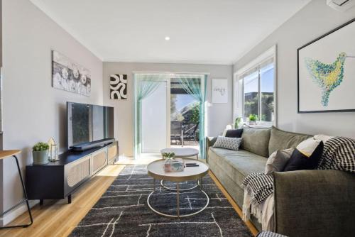 Wanniassa Casa | Wattlebird Cottage - Chic Comfort near Mount Taylor
