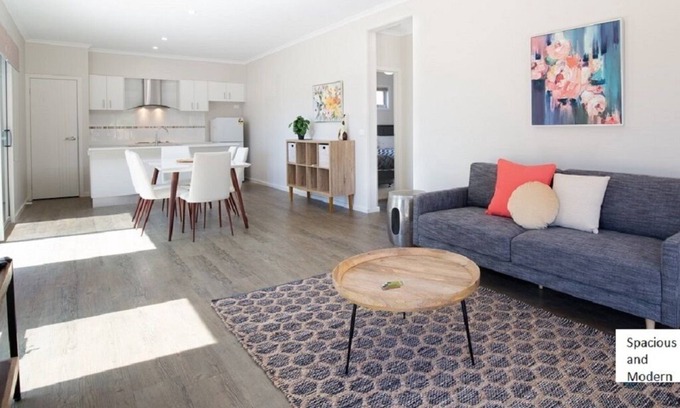 Homewood Casa | "Wattleseed" @ Yea Springs - affordable luxury right by the Railtrail