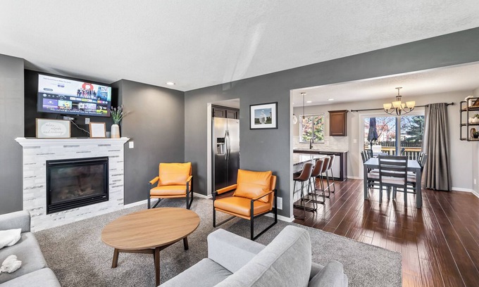 Waukee Casa | Waukee Retreat, nestled in the heart of the city, stylish and spacious house.