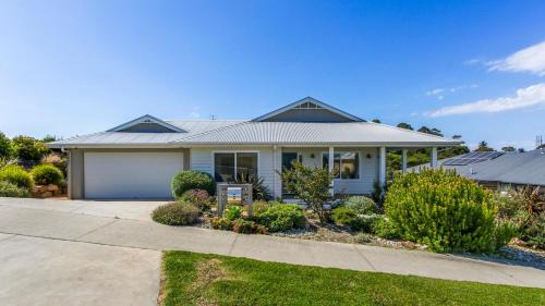 Lake Bunga Casa | Waves and Blossoms