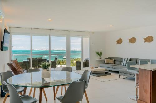 Puerto Juarez Apartamento | WAVES Beachfront 2 BDR by Casa Paraiso