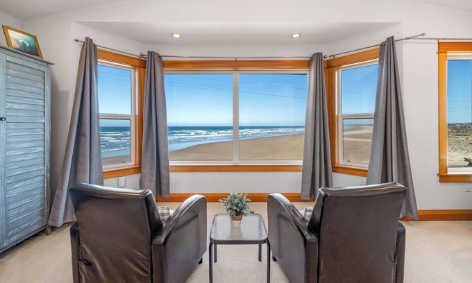 Seaside Casa | Waves:}Hot-Tub~Ocean/Mt/Golf/Surf Views~Bikes~LgStocked Kitchen~DogOK~CornHole~