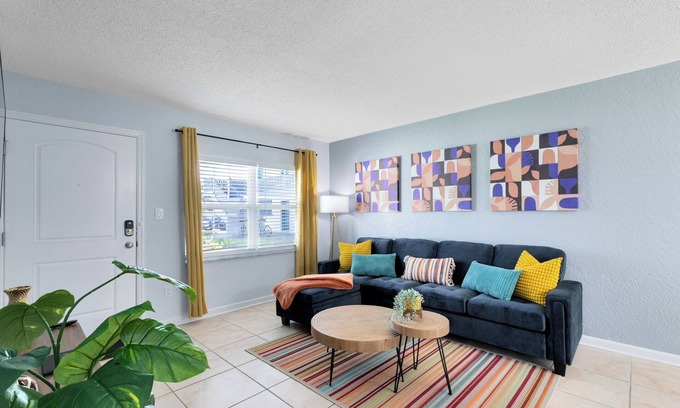 Indian Harbour Beach Apartamento | Waves & Wonders~ Walk to the beach, Pool, BBQ, Gym
