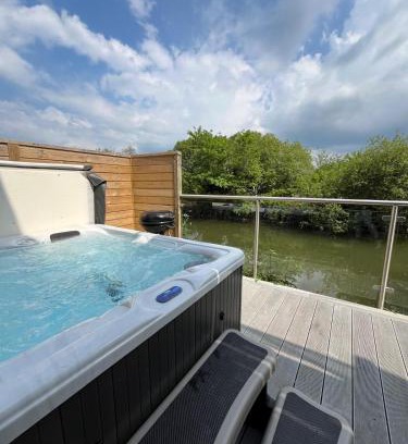 Winnard's Perch Casa | Waveside-Waterside with hot tubResort PoolGym