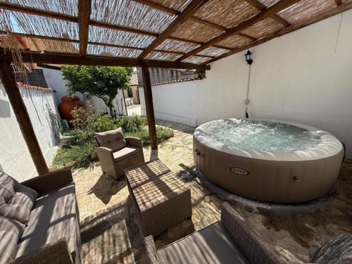 Cabras Apartamento | Way to the sea - Home with garden & hot tub
