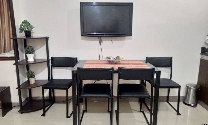 Paranaque Casa | Estamos cerca del banco, la tienda de conveniencia, el mercado húmedo y la cadena de comida rápida.