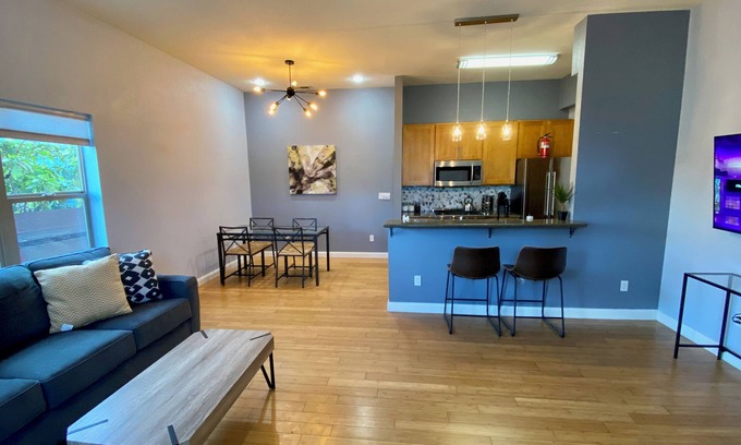 West Oakland Casa | "We had a Fabulous Stay" Charming townhome in superb Oakland with WiFi, AC
